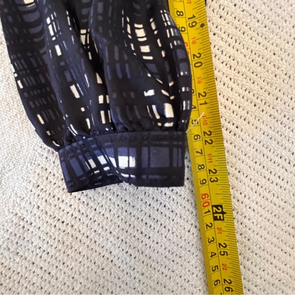 Tory Burch Women’s Size 0 Jayden Navy Black White Abstract Silk Blouse Top Work - Picture 10 of 10